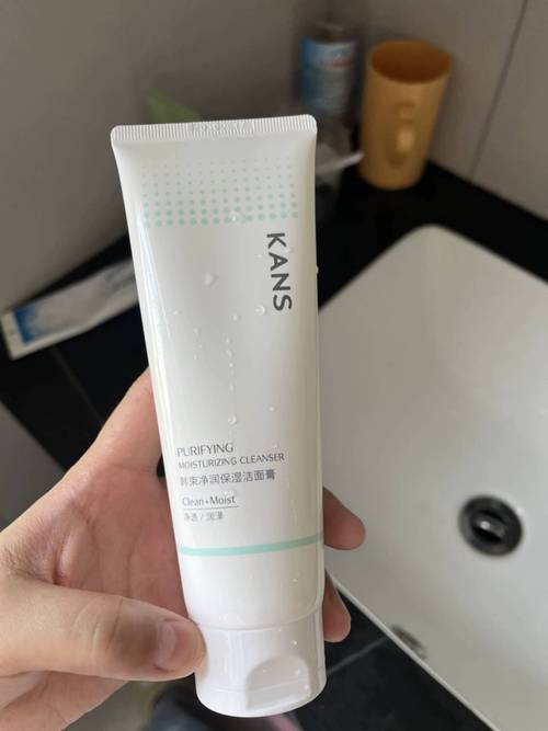 脸上干燥用什么洗面奶