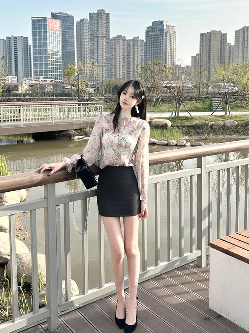 碎花长款衬衫怎么搭配