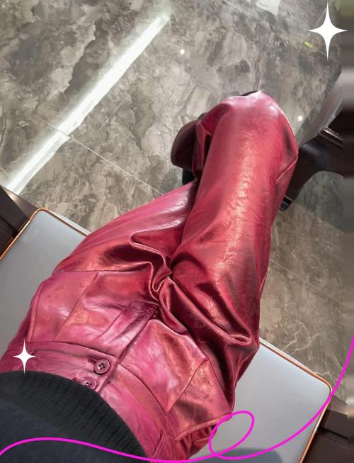 红色短皮裤怎么搭配