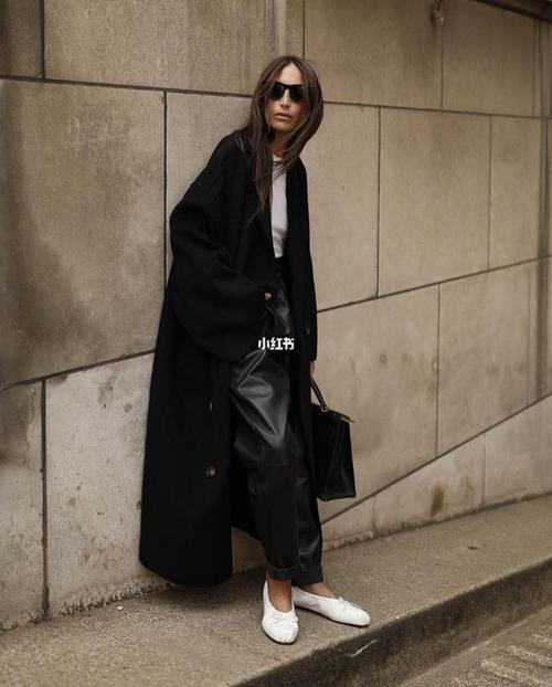 红色短皮裤怎么搭配