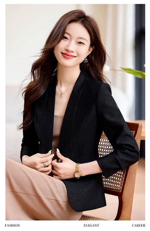 黑色无领小袄怎么搭配