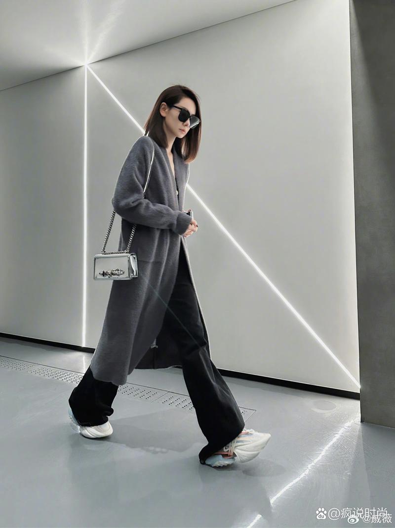 灰色外套配什么