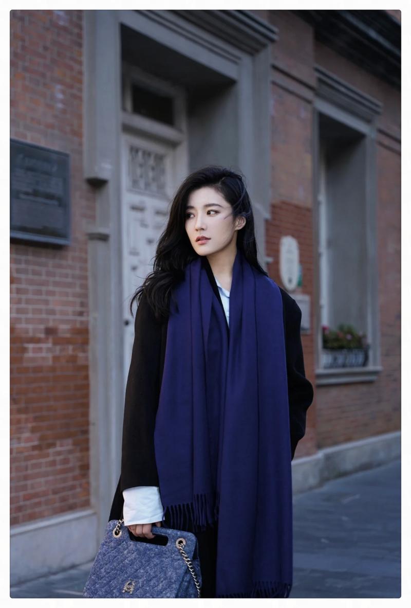 蓝色羽绒服怎么搭配围巾