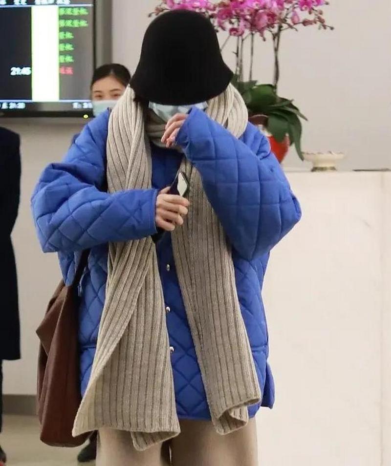 蓝色羽绒服怎么搭配围巾