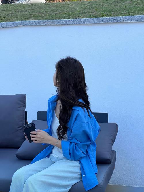 蓝色休闲衬衫怎么搭配外套图片