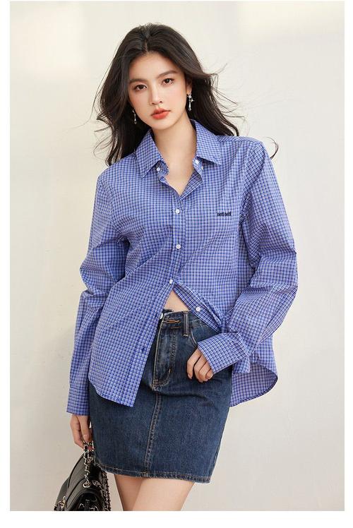 蓝色休闲衬衫怎么搭配外套图片