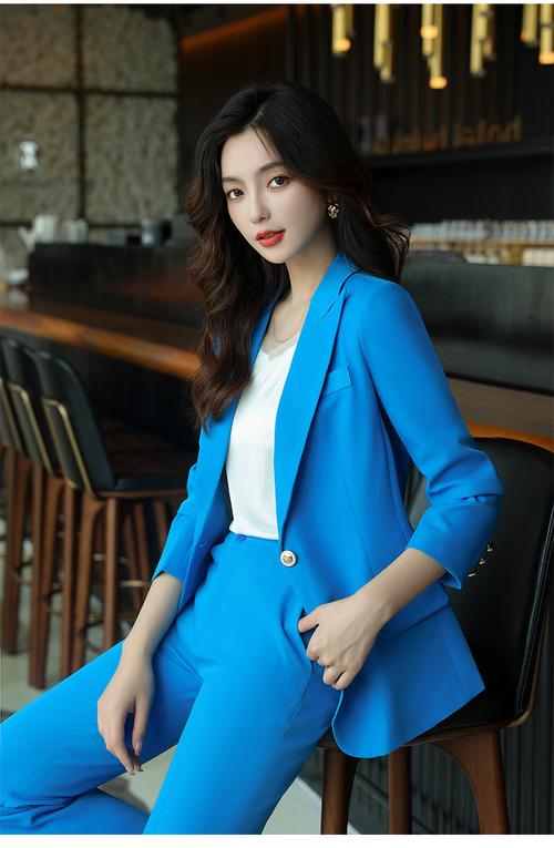 蓝色小西服怎么搭配裤子