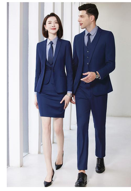 蓝色小西服怎么搭配裤子