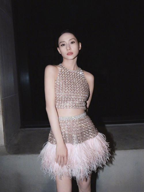 高开衩裙怎么搭配