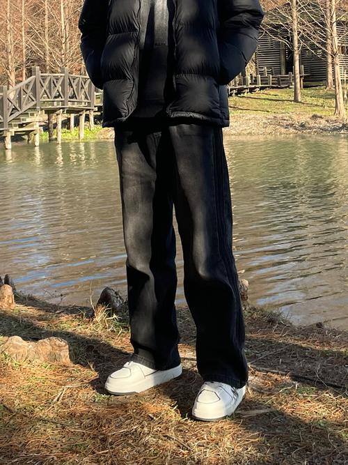 黑色裤子怎么搭配鞋子