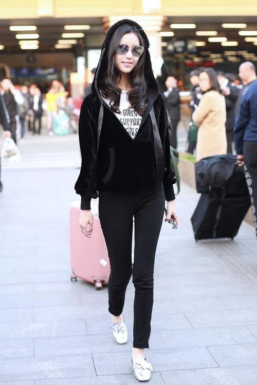 黑色裤子怎么搭配鞋子