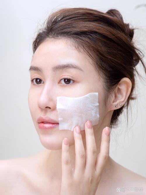 护肤品涂在脸上感觉油