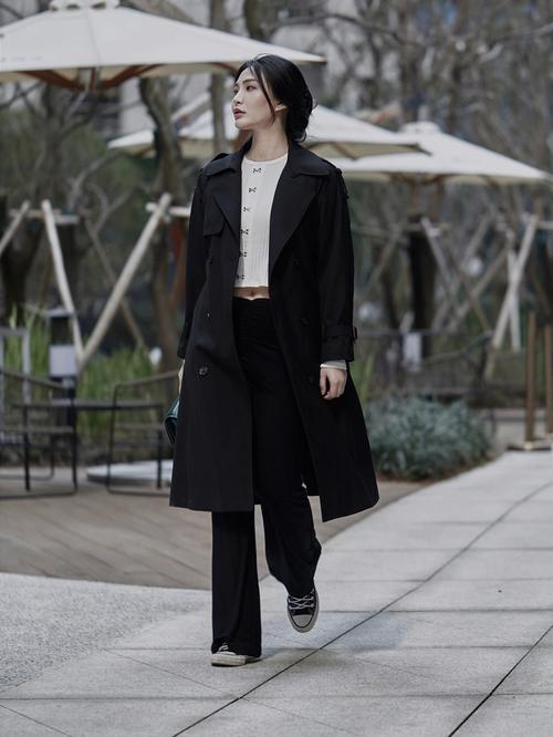 黑色风衣里面怎么搭配