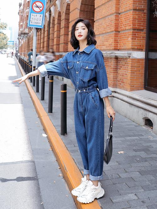 蓝色连体裤怎么搭配外套图片