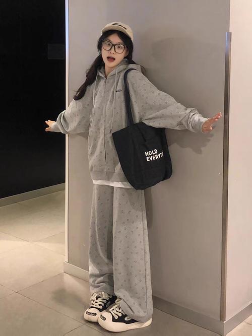 拉链运动卫衣怎么搭配
