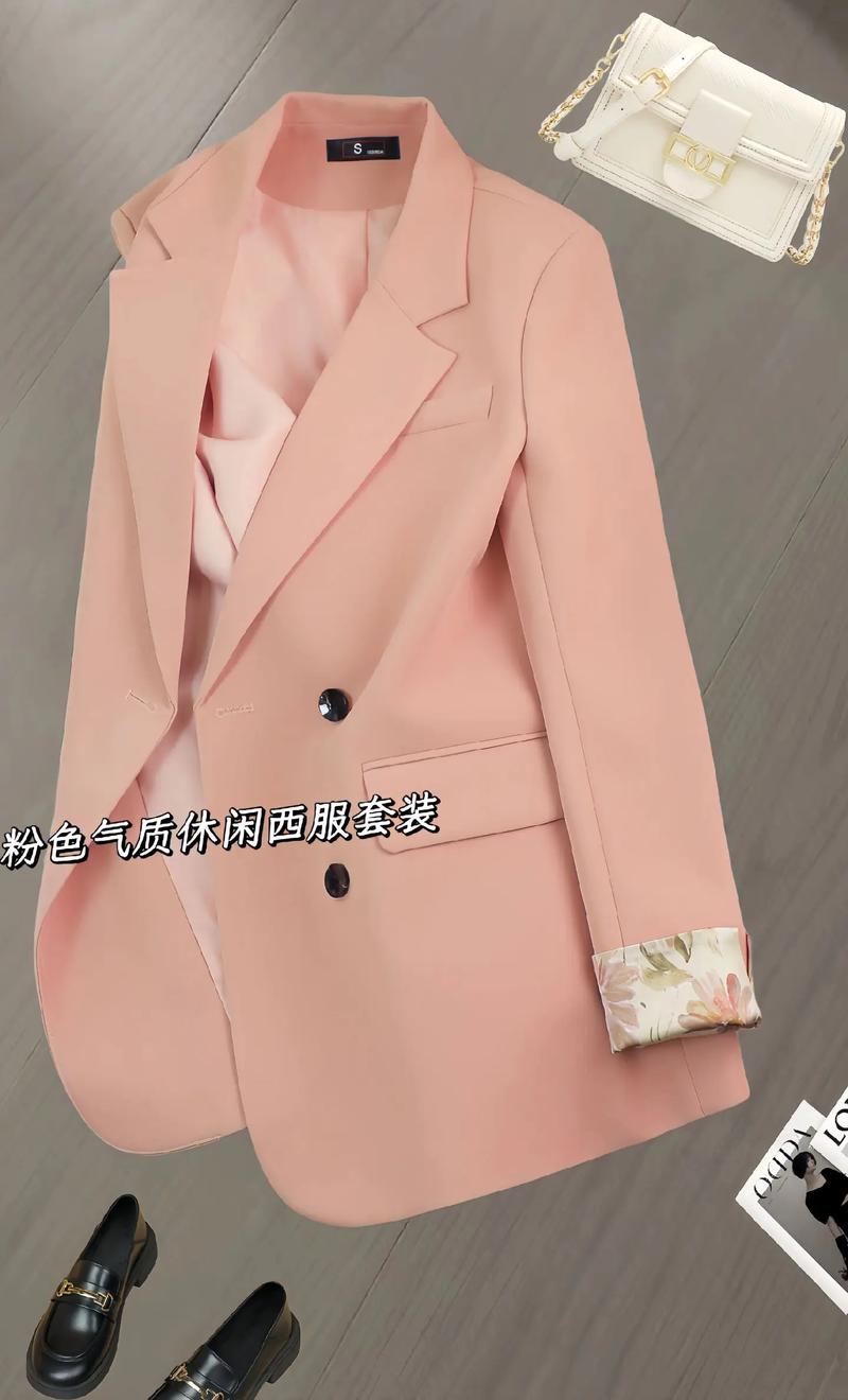 粉色休闲西装怎么搭配