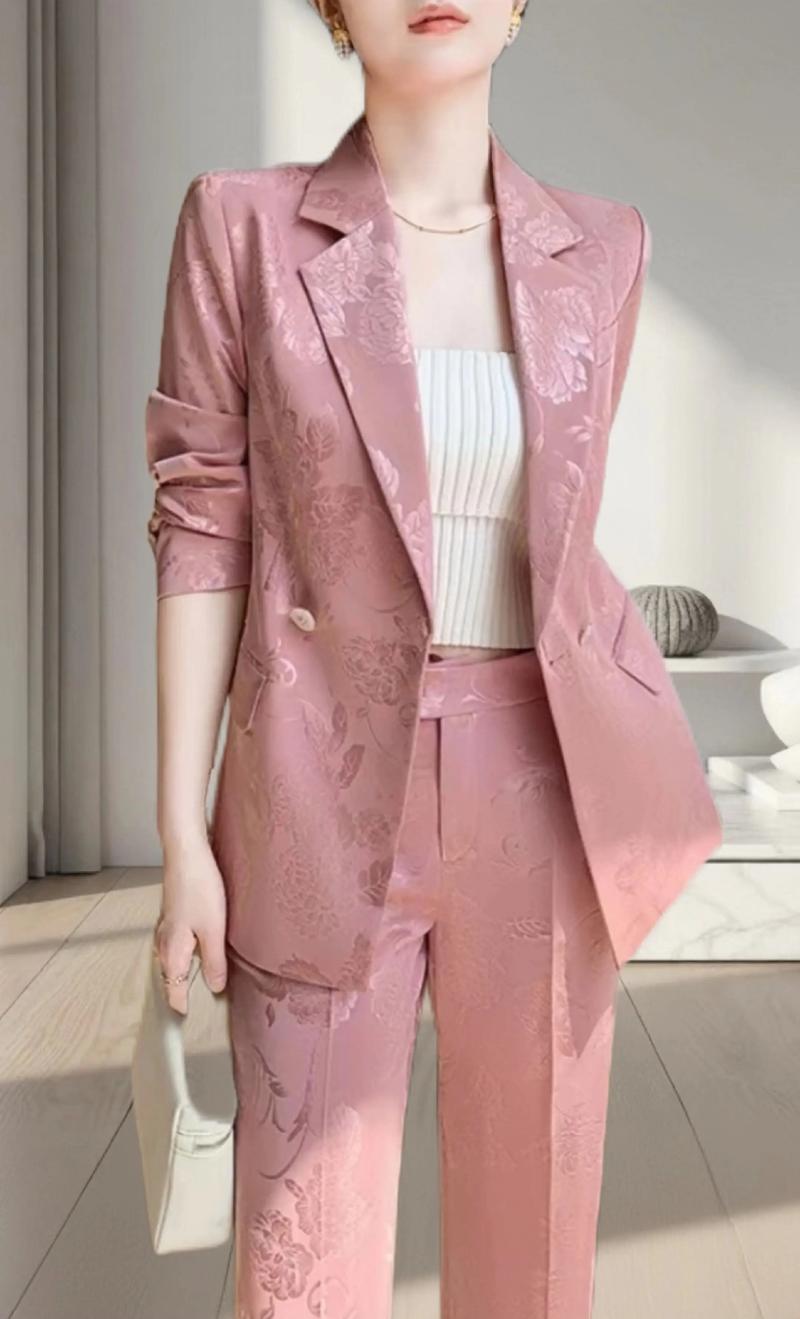 粉色休闲西装怎么搭配