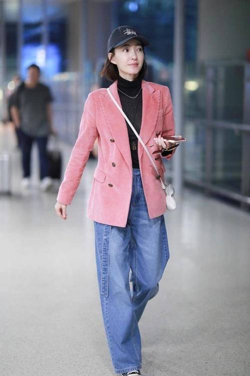 粉色西装怎么搭配裤子的图片