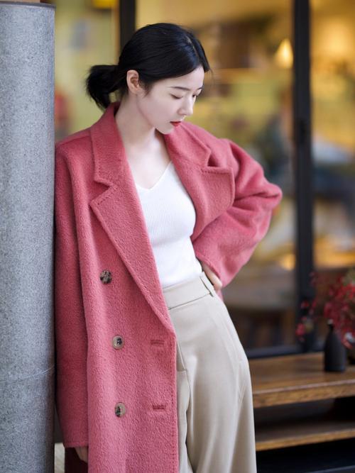 粉色无领呢大衣怎么搭配