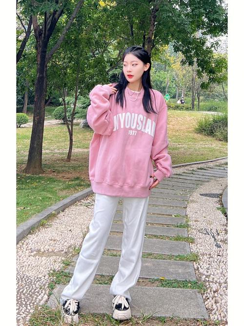 粉色卫衣怎么搭配外套