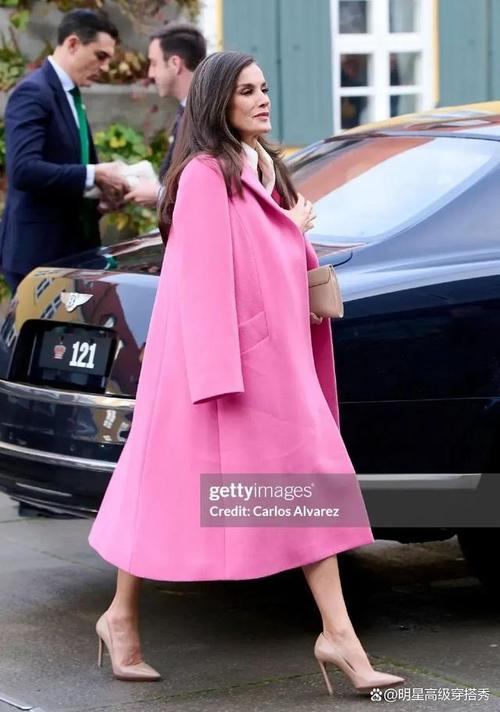 粉色大衣怎么搭配耳环