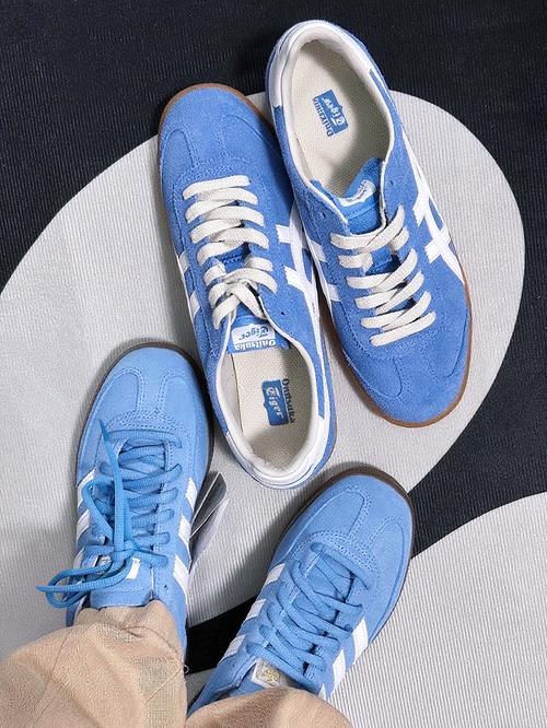 男生蓝色鞋子怎么搭配