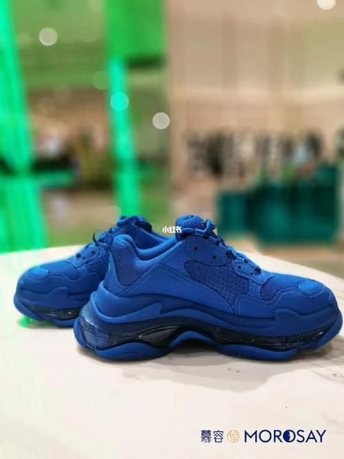 男生蓝色鞋子怎么搭配