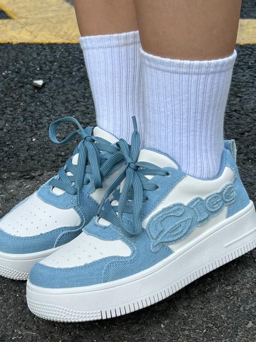 男生蓝色鞋子怎么搭配