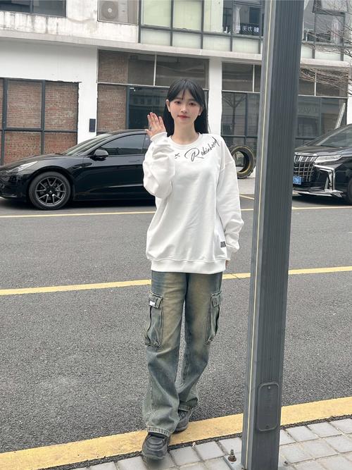 白色套头卫衣怎么搭配