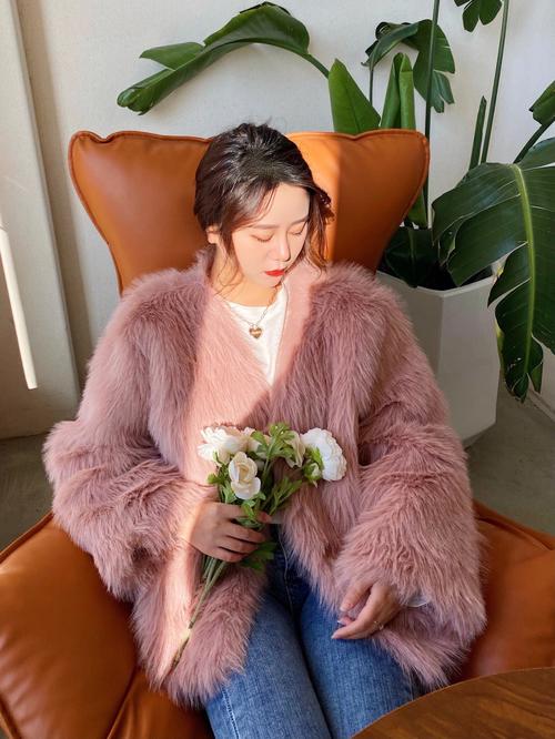 粉色皮草外套怎么搭配衣服