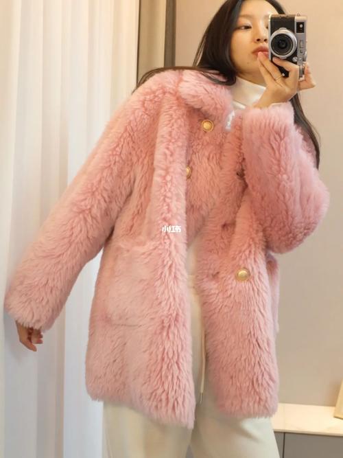 粉色皮草外套怎么搭配衣服