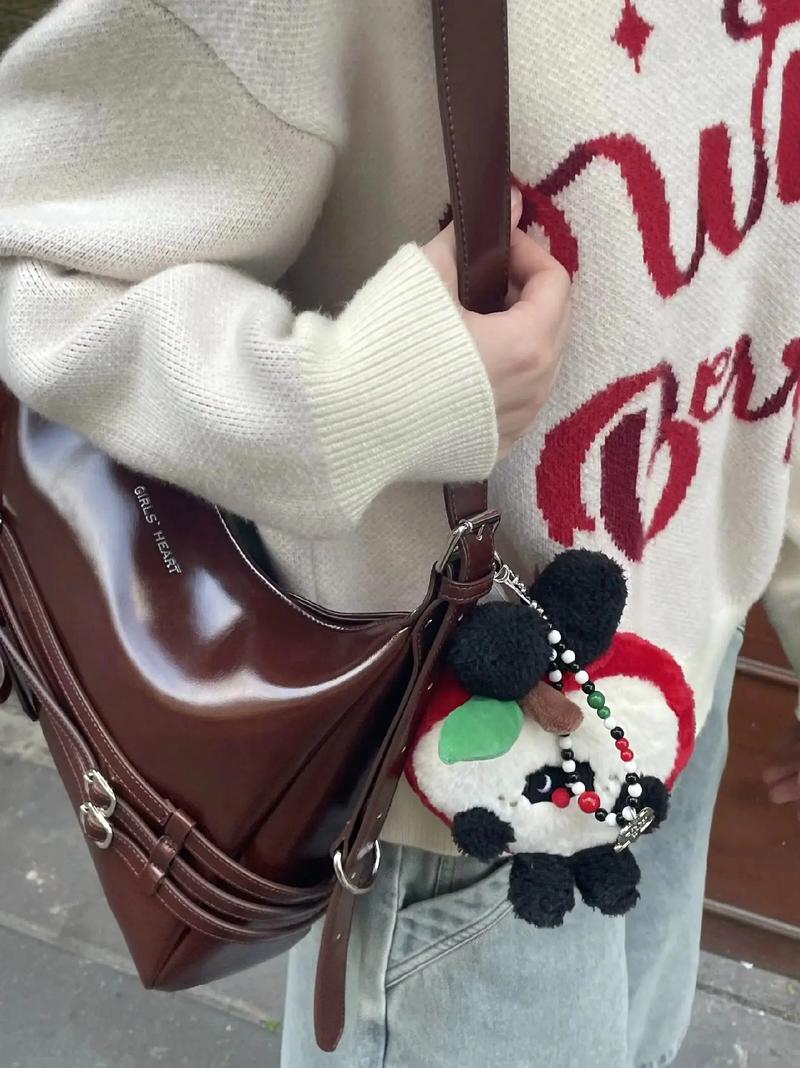 酒红色的包包怎么搭配