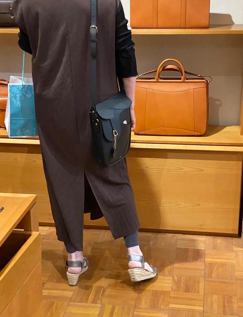 酒红色的包包怎么搭配