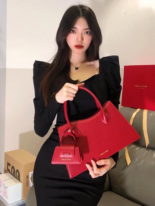 酒红色的包包怎么搭配