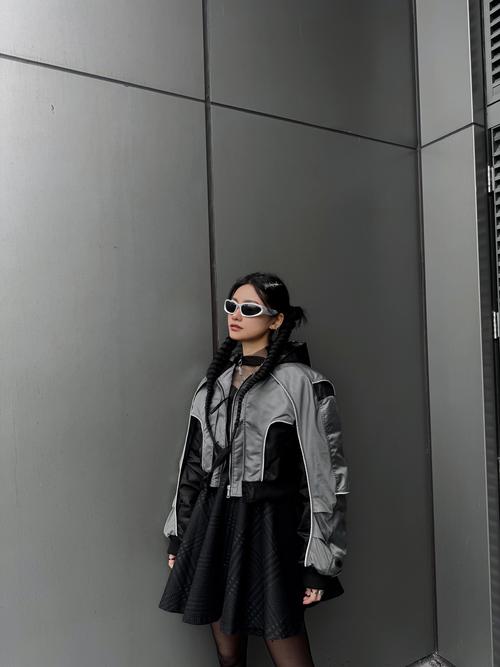 银灰色西服怎么搭配什么裤子