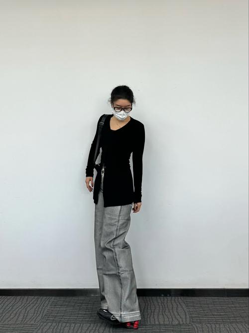 银灰色西服怎么搭配什么裤子