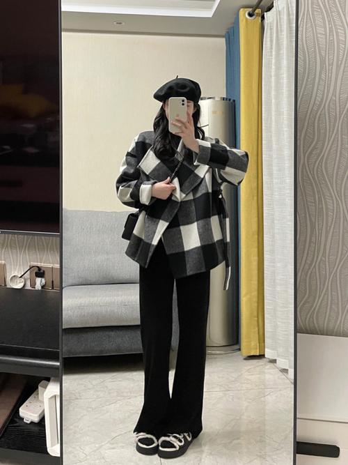 上衣黑白格子怎么搭配裤子好看图片大全