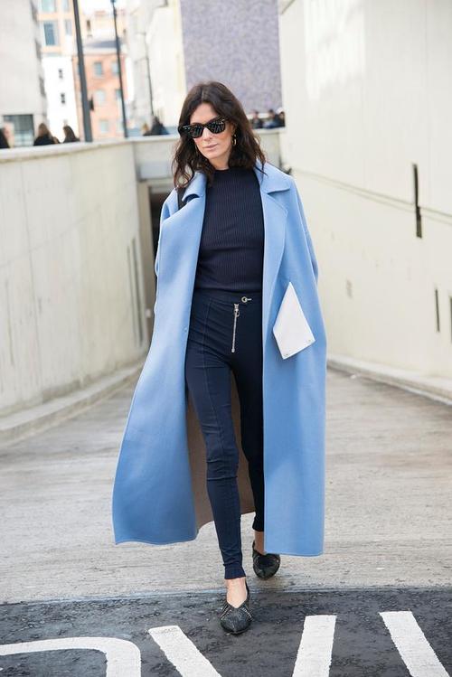 浅蓝色短大衣怎么搭配图片