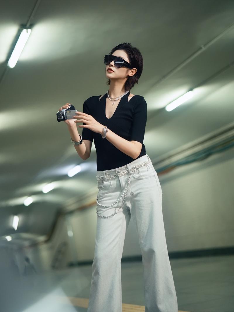 牛仔宽裤子怎么搭配衣服