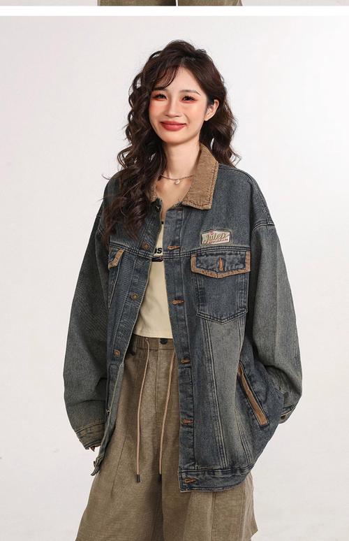 牛仔外套里面穿什么