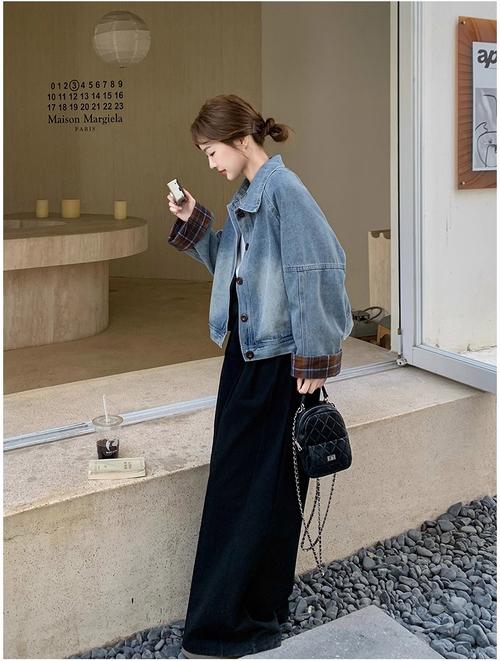 牛仔外套里面穿什么