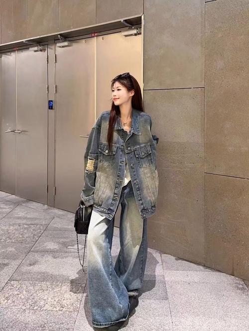女款牛仔中长款外套怎么搭配