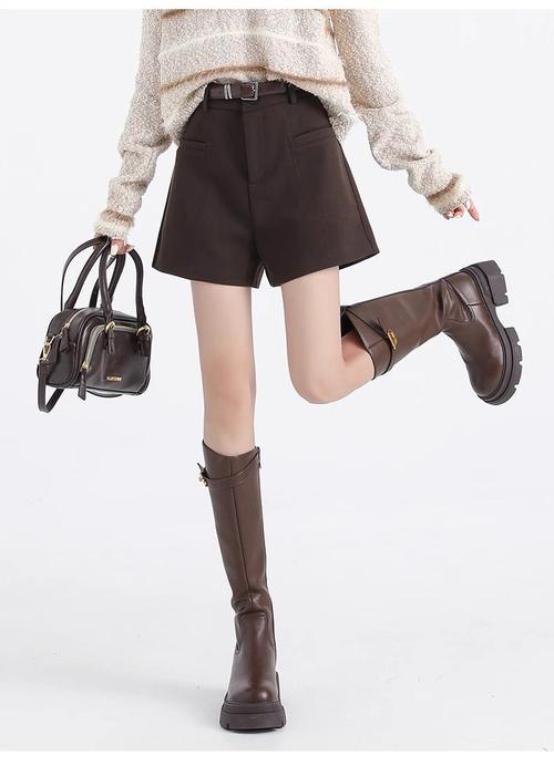 女士秋天短裤怎么搭配衣服好看