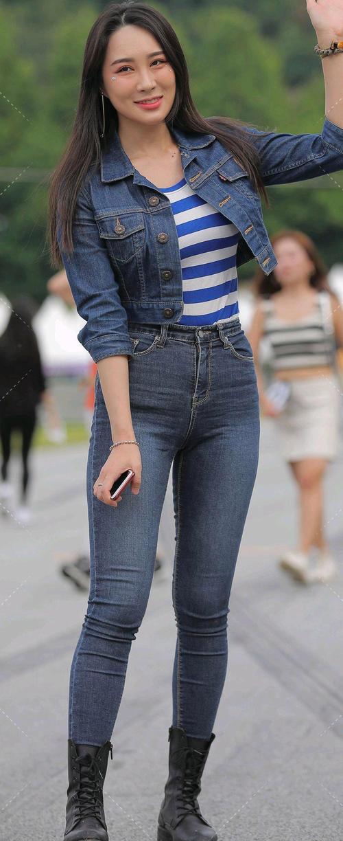 牛仔蓝外套怎么搭配