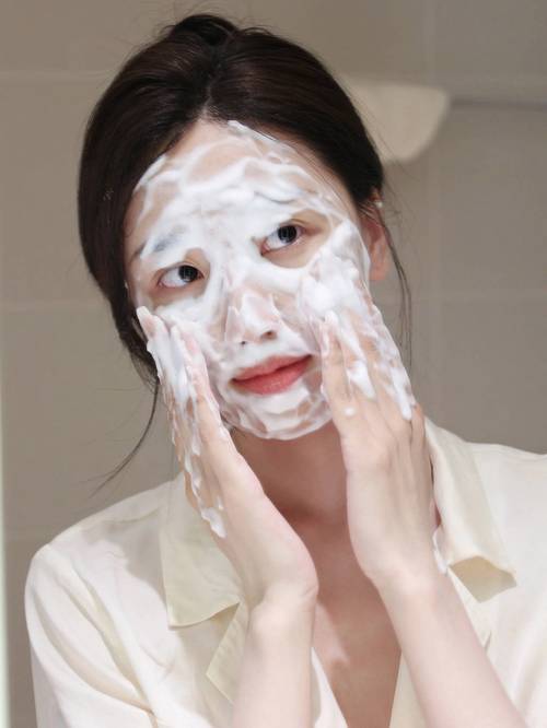 用洗面奶洗脸后涂什么