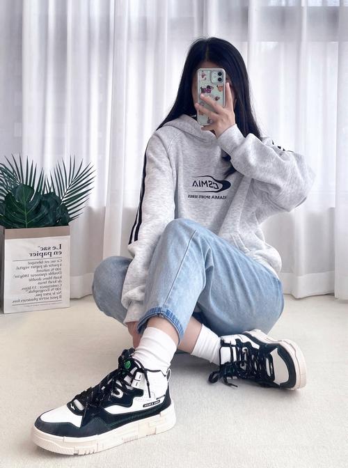 女生穿高帮篮球鞋怎么搭配什么裤子