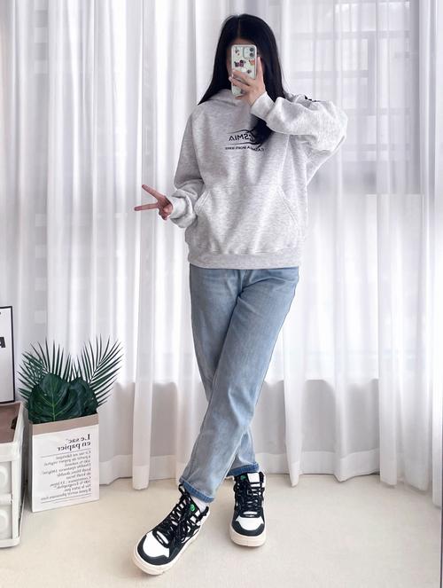 女生穿高帮篮球鞋怎么搭配什么裤子