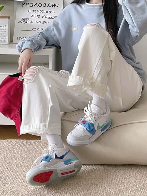 女生穿高帮篮球鞋怎么搭配什么裤子