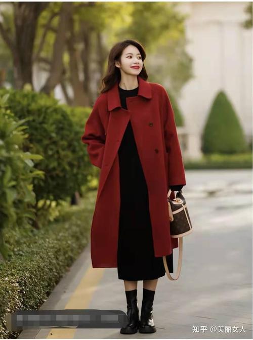 秋季中长袖红色连衣裙怎么搭配什么外套