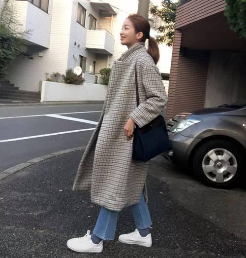 格子大衣配什么裤子